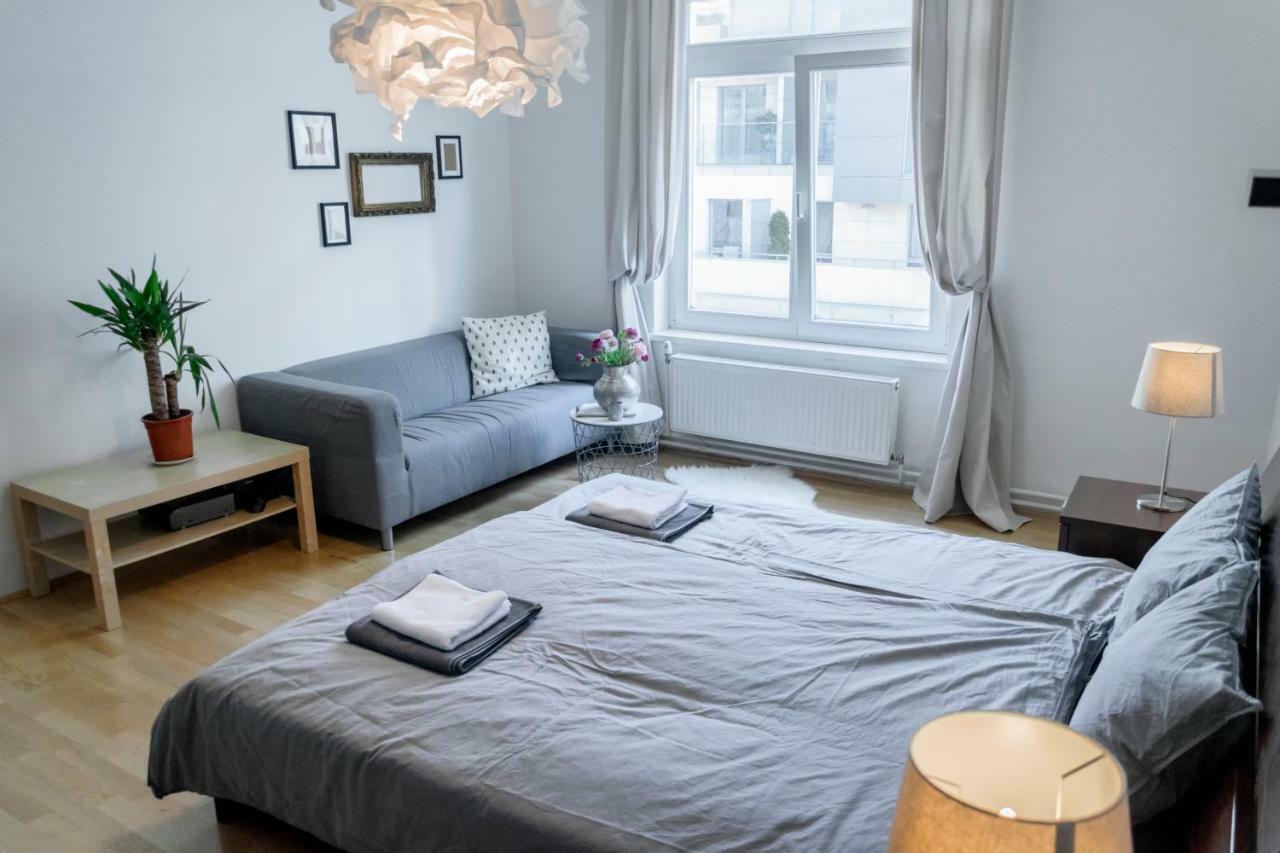 Pollock Apartment In Old Town Bratislava Luaran gambar